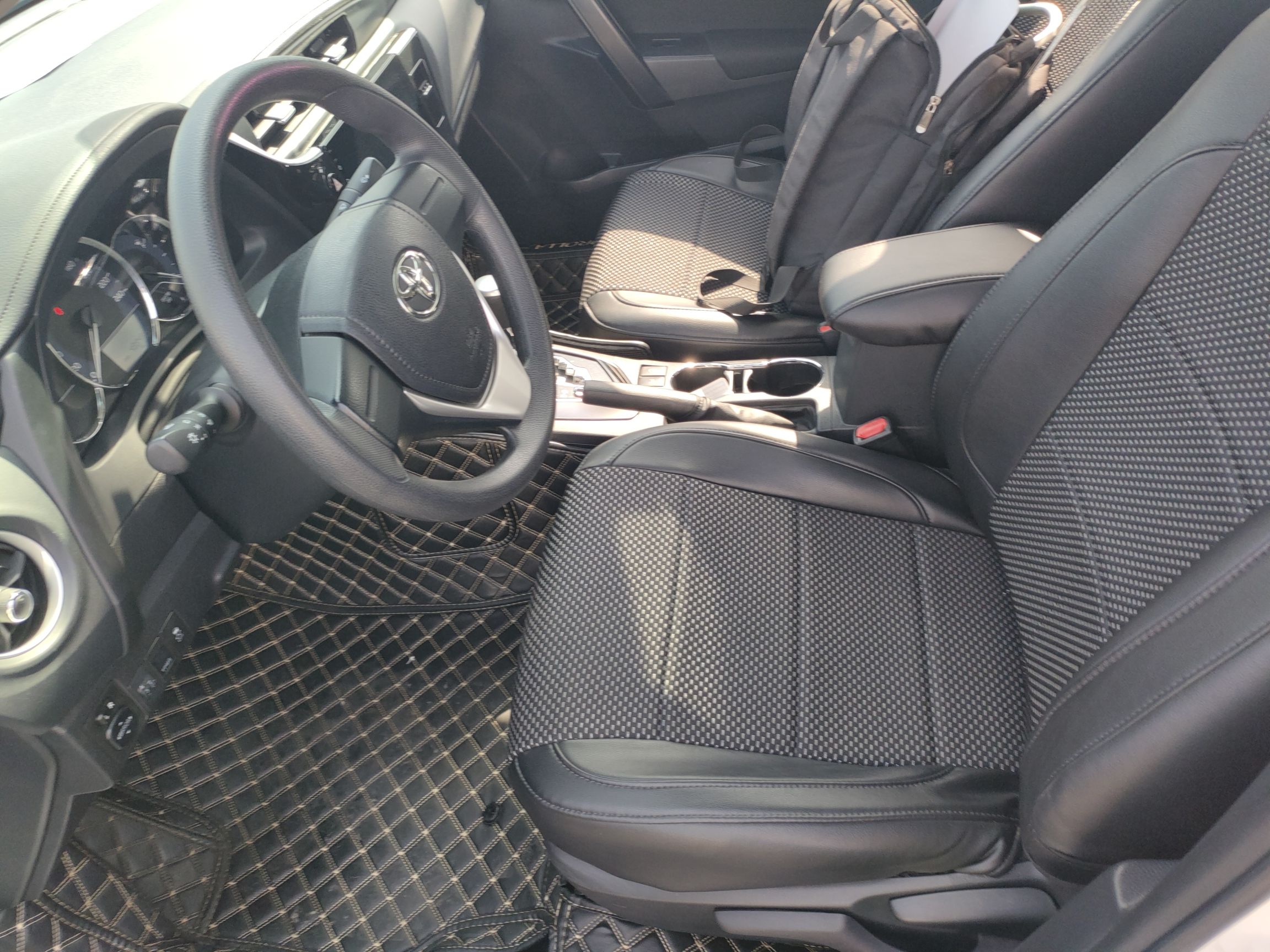 المقاعد الأمامية داخل السيارة