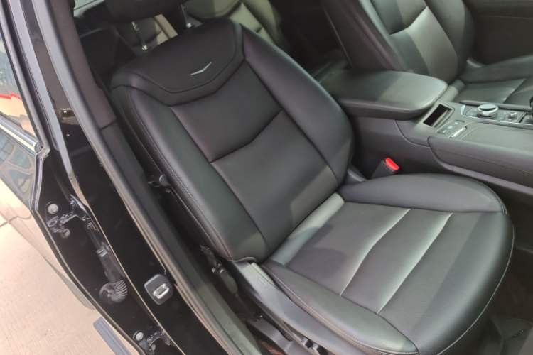 Used Cadillac XT6 2021 2.0T 6-Seater Two-Wheel Drive Luxury Version Right Front Seat