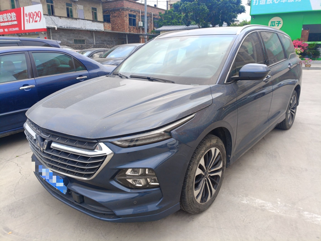 Под передней частью автомобиля