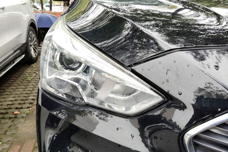 Used Haval M6 2018 Revised Version 1.5T DCT Two-Wheel Drive Elite Edition Right Front Headlight