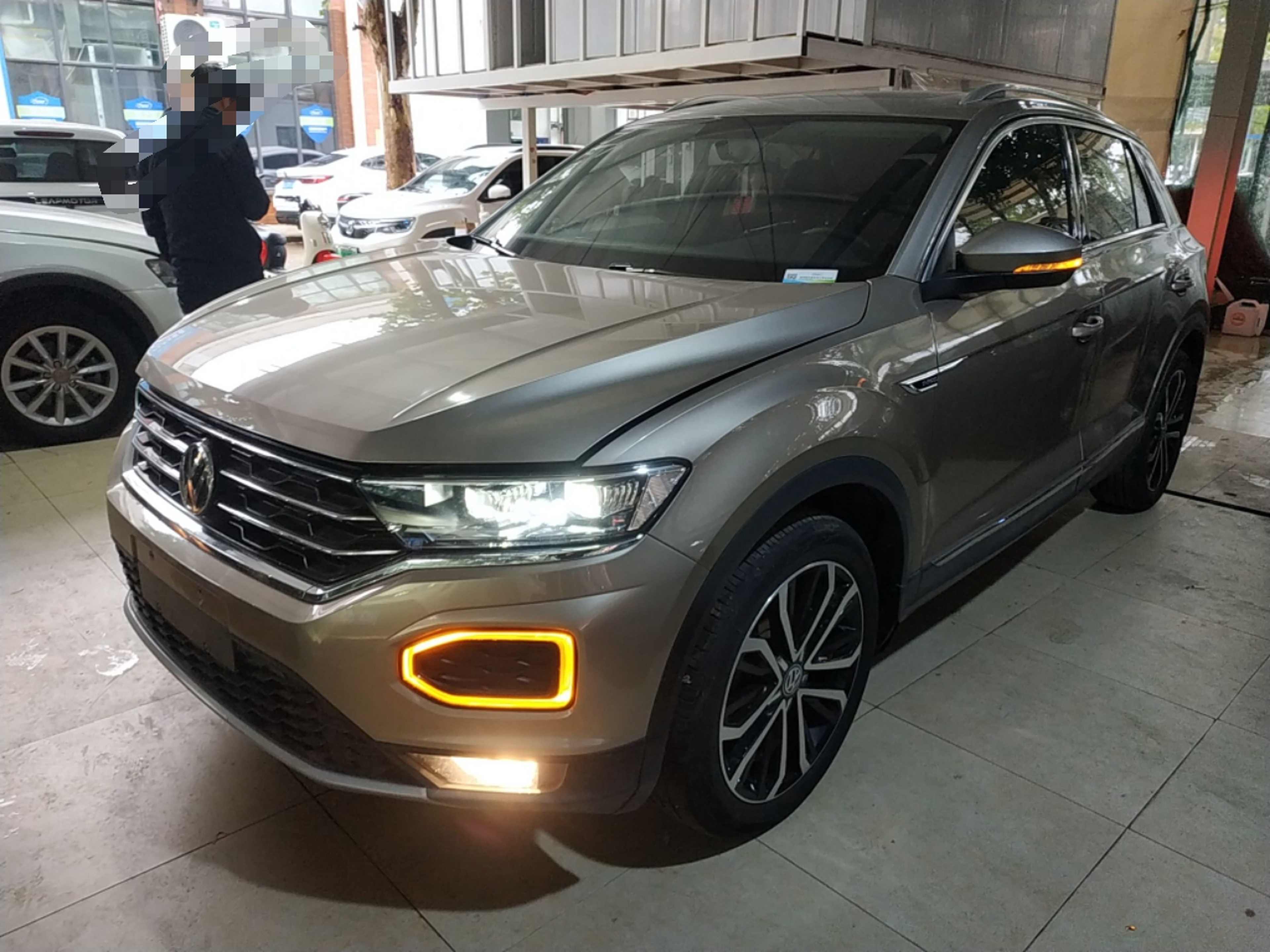 Под передней частью автомобиля