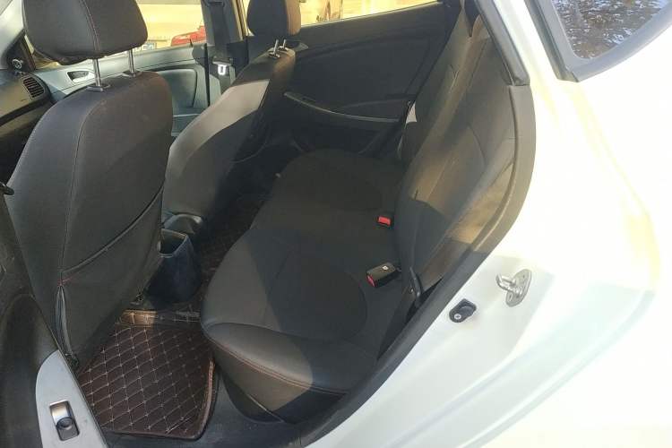 Used Hyundai Verna Ray 2016 1.4L Automatic Leading-Edge GLX Interior 4