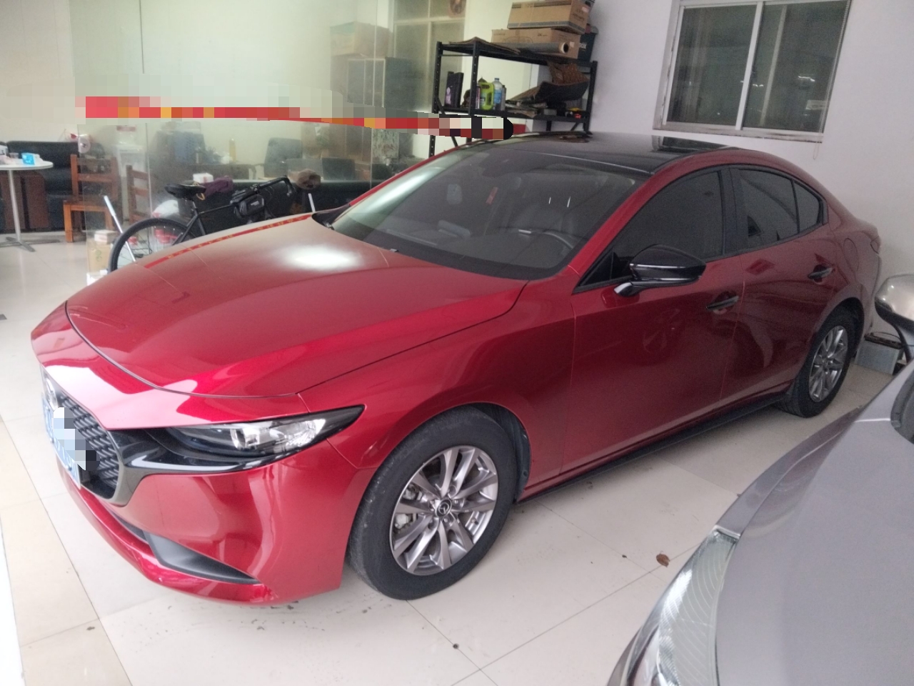 تحت مقدمة السيارة