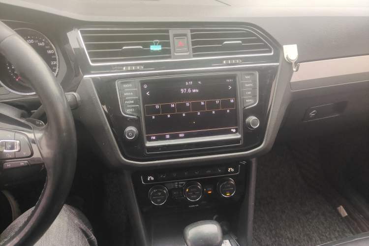 Used Volkswagen Tiguan L 2018 330TSI Automatic Two-Wheel Drive Luxury Edition Audio And AC Panel