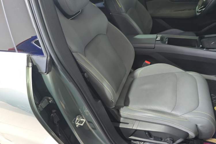 Used Lynk & Co 08 EM-P 2023 220 km Limited-Time Edition Right Front Seat