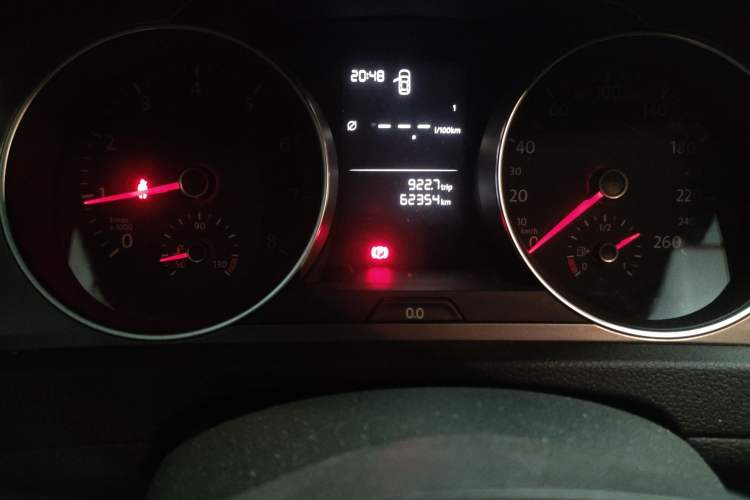 Used Volkswagen Golf 2016 1.6L Manual Fashion Edition Odometer Close Up