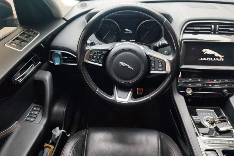 Used Jaguar F-PACE 2019 2.0T Four-Wheel Drive Urban Luxury Edition Steering Wheel