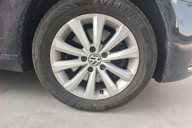 Used Volkswagen Magotan 2015 1.8TSI Luxury Model Right Front Wheel Hub