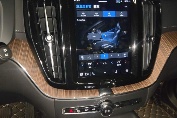 Used Volvo XC60 2023 B5 4x4 Smart Luxury Edition Audio And AC Panel