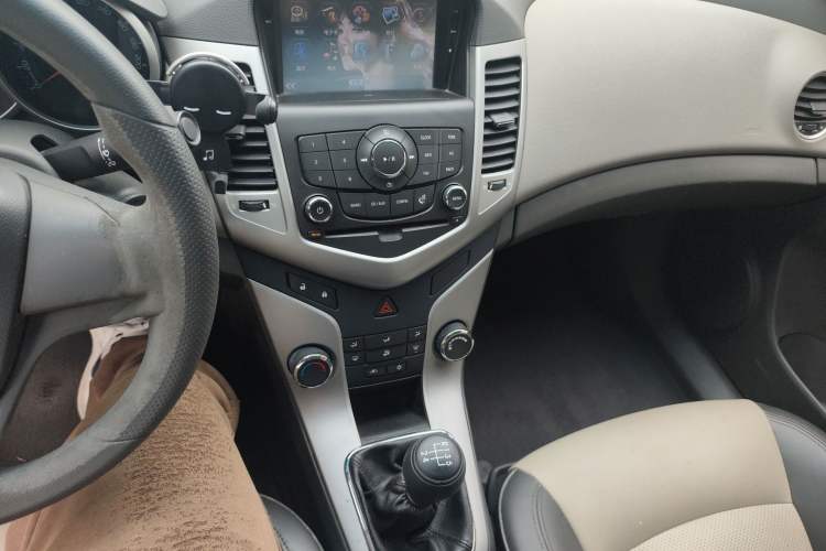 Used Chevrolet Cruze 2013 1.6L SL MT Audio And AC Panel