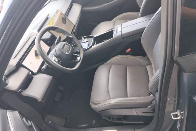 Used Lynk & Co 08 EM-P 2025 220 km All-Wheel-Drive Performance Halo