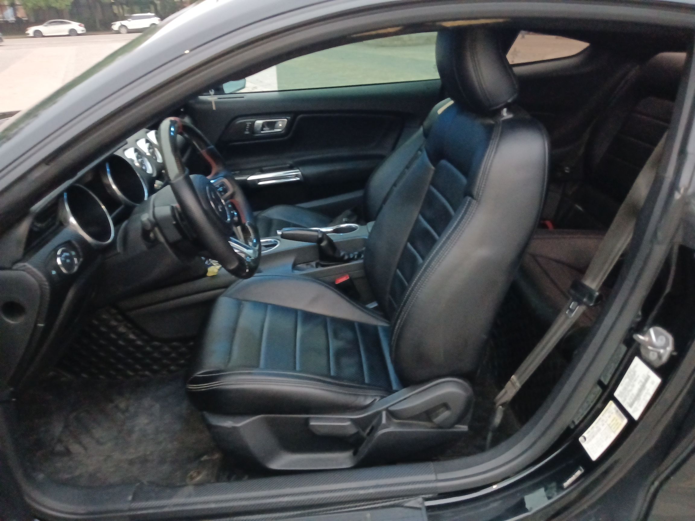 Переднее сиденье в автомобиле