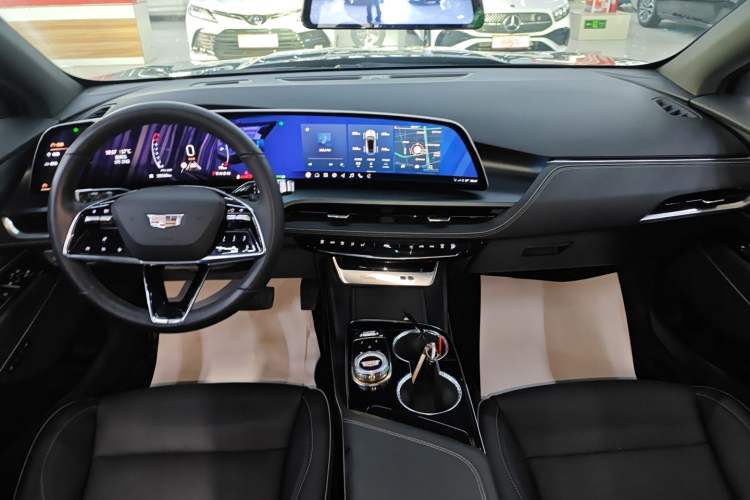 Used Cadillac GT4 2023 25T Luxury Model Center Console