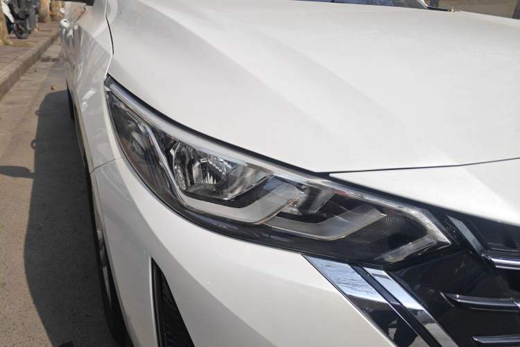 Used Nissan Sylphy 2026 Model 1.6L CVT Worry-Free Edition Right Front Headlight