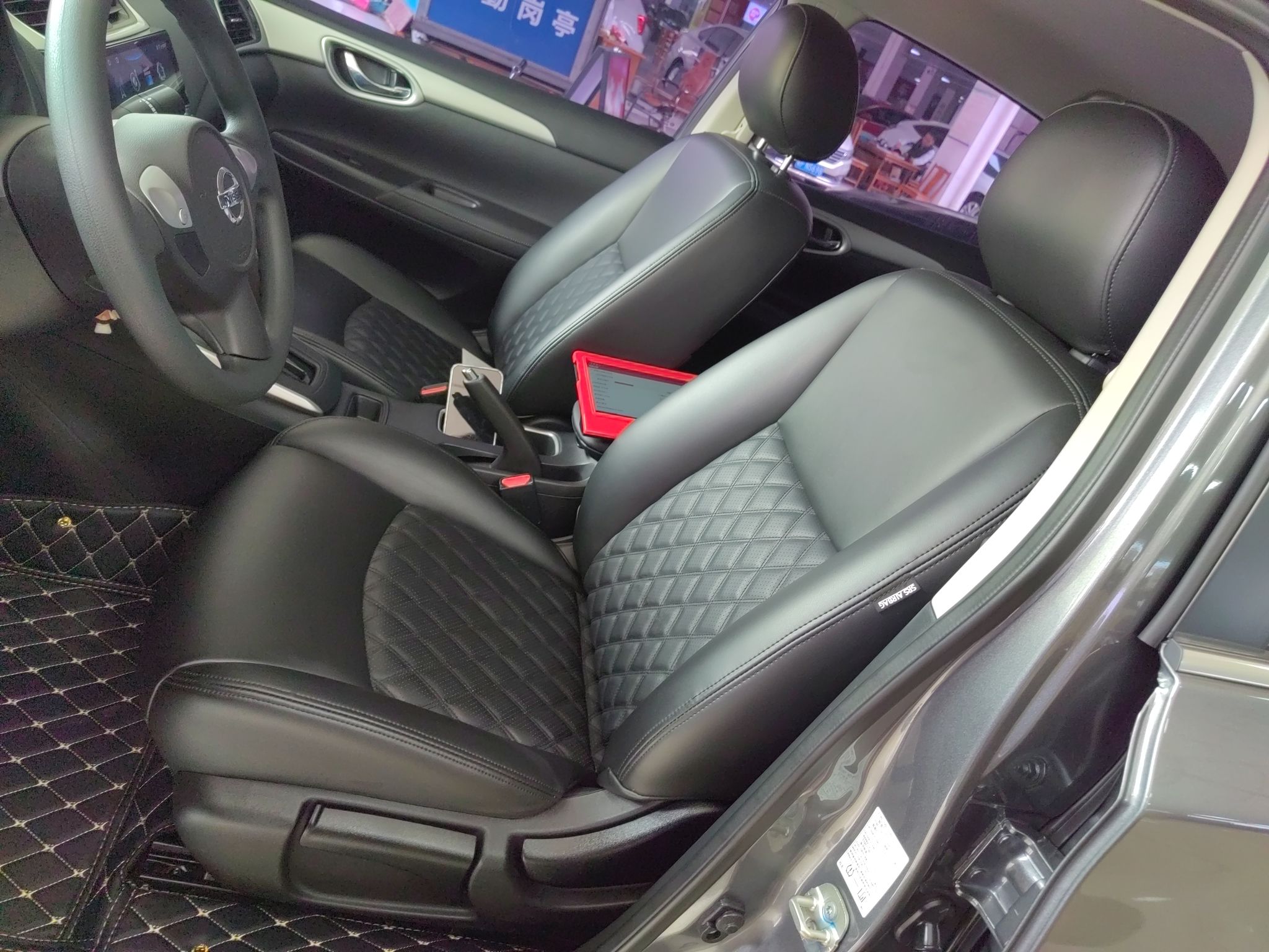 المقاعد الأمامية داخل السيارة