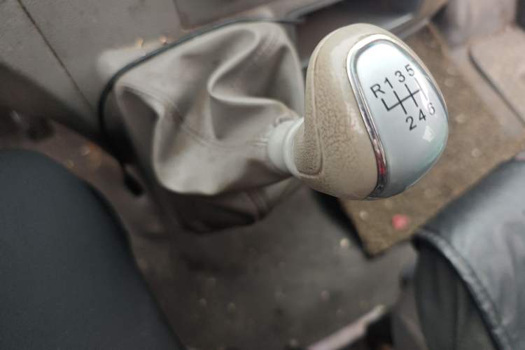 Used JAC Group Sunray 2017 2.0T Short-Wheelbase Mid-Roof Xingkuaiyun Multi-Purpose Commercial Vehicle