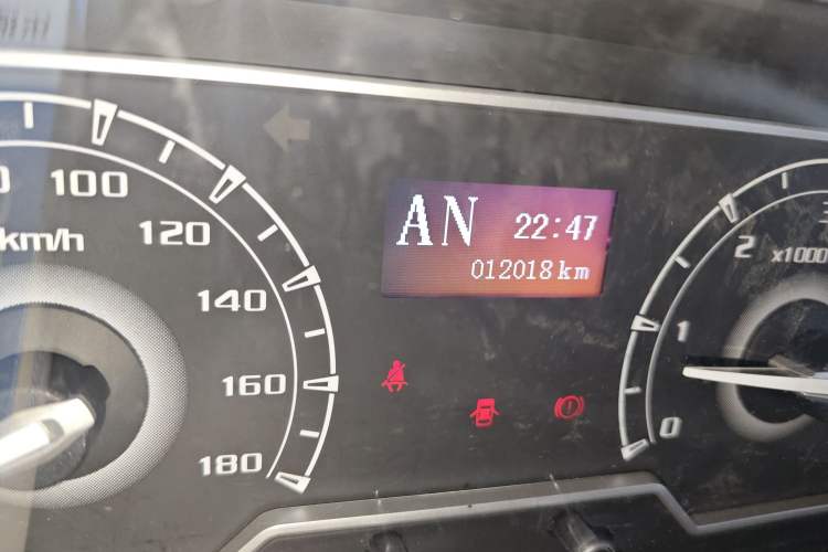 Used SAIC MAXUS Xintu V80 2023 2.0T AMT Classic Aoyuntong Short Wheelbase Mid-Roof 5/6-Seater Odometer Close Up