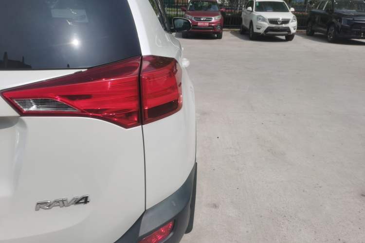 Used Toyota RAV4 2015 2.0L CVT Two-Wheel Drive Fashion Edition
