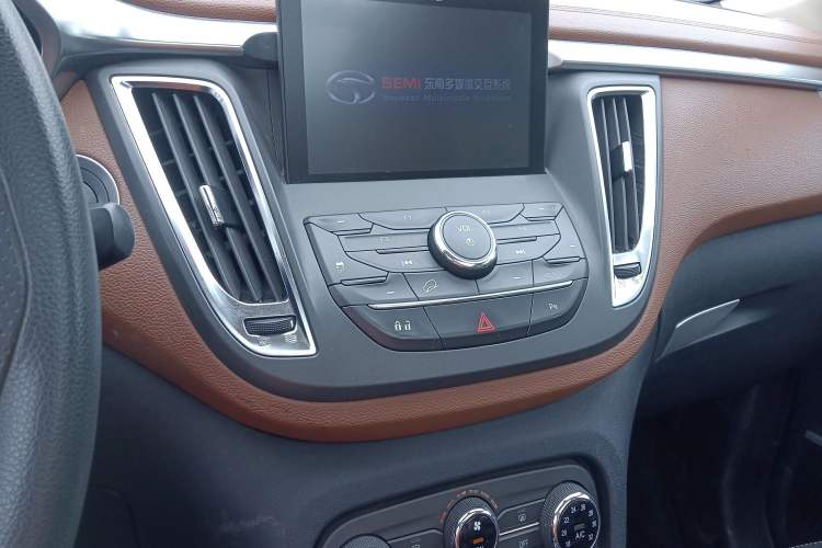 Used Soueast DX7 2017 1.5T Automatic Glory Edition Audio And AC Panel