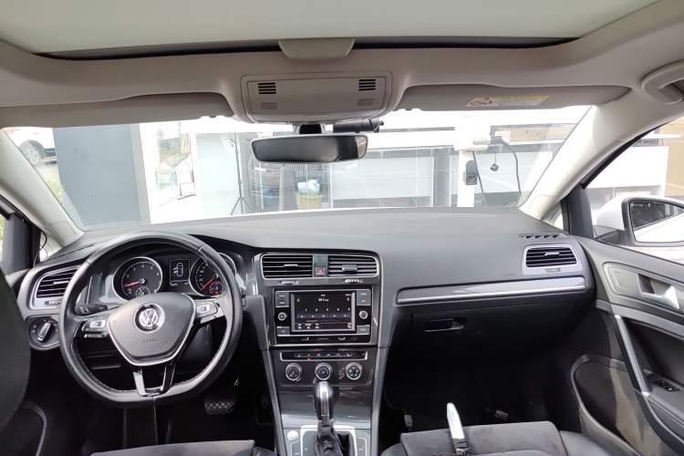 Used Volkswagen Golf 2018 230TSI Automatic Luxury Version Headliner