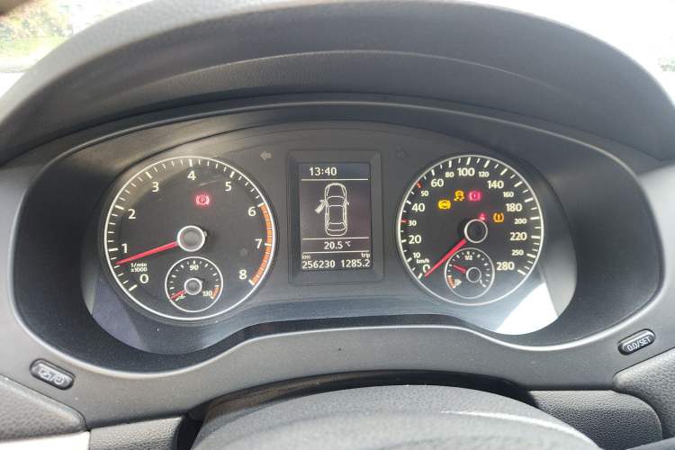 Used Volkswagen Sagitar 2012 1.4TSI Manual Luxury Model Instrument Cluster