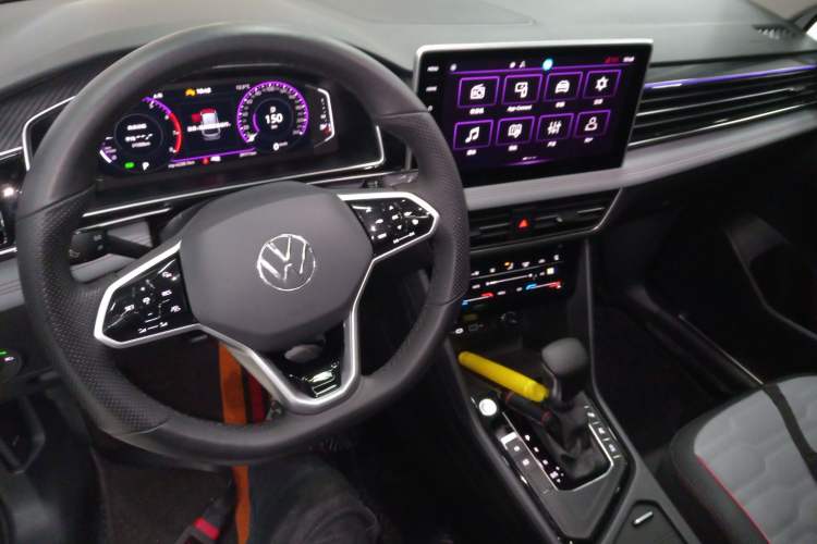 Used Volkswagen Tiguan L 2023 330TSI Automatic Two-Wheel Drive R-Line Flagship Edition Center Console