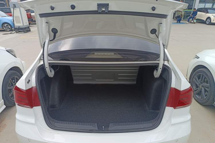 Used Volkswagen Santana 2016 1.6L Manual Comfort Edition Trunk