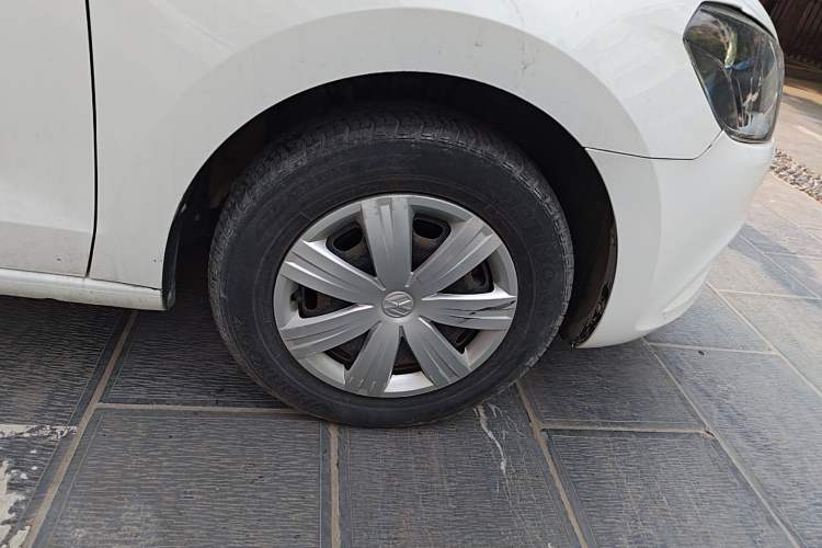 Used Volkswagen Jetta 2015 Value Edition 1.6L Manual Fashionable Style Right Front Wheel Hub