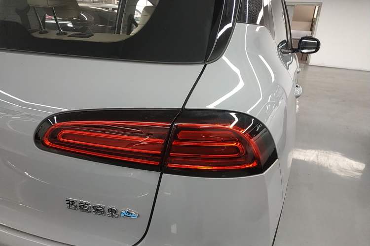 Used Wuling Bingo PLUS 2024 401 km Range 5-Seater Version Right Rear Taillight