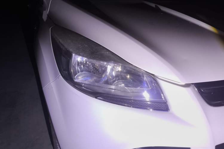 Used Ford Kuga 2013 1.6L GTDi Two-Wheel-Drive Trend Model Right Front Headlight