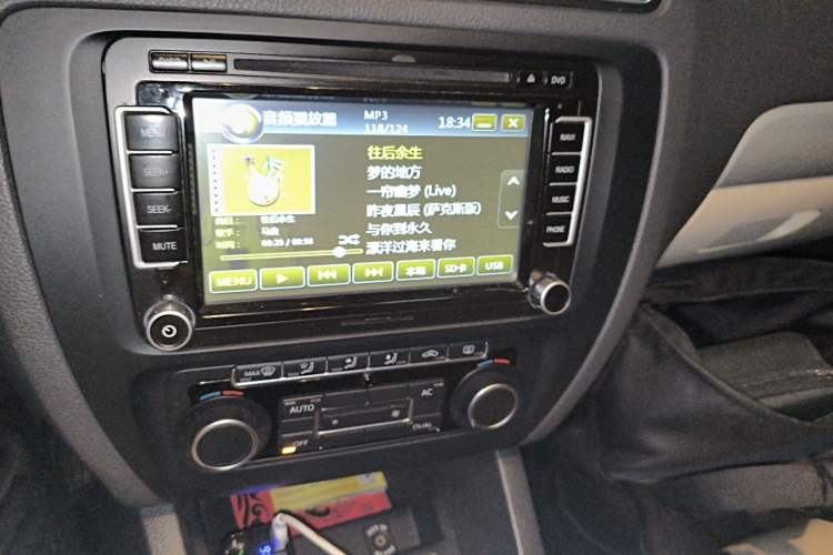 Used Volkswagen Sagitar 2012 1.4TSI Manual Luxury Model Audio And AC Panel