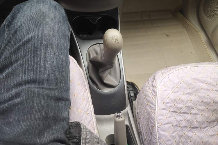 Used Nissan Sunny 2014 1.5XL Manual Deluxe Edition Gear Lever