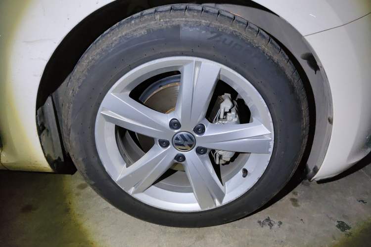 Used Volkswagen Beetle 2013 1.4TSI Luxury Model Right Front Wheel Hub