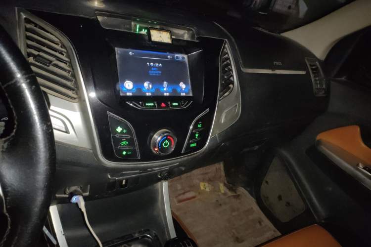 Used Huanghai Xianglong 2015 2.8T N1S Two-Wheel Drive Sport Edition JE493ZLQ4CB Audio And AC Panel