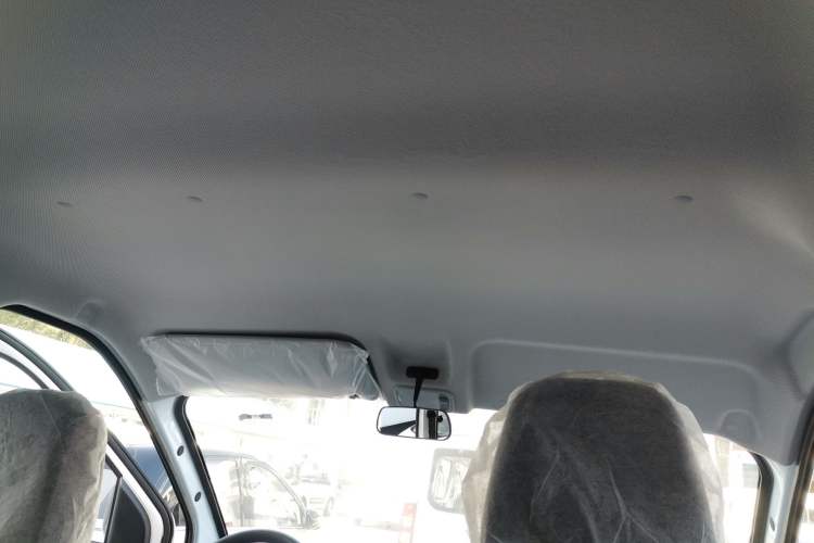 Used Wuling Yangguang 2024 300KM Comfort Version Passenger Van 75kW