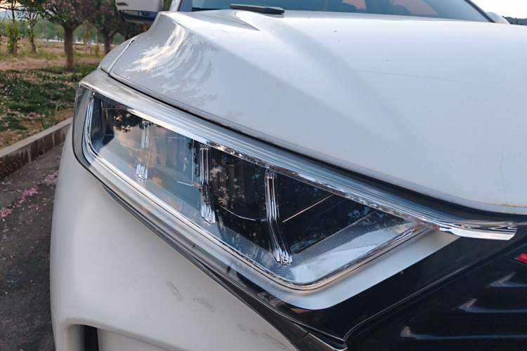 Used CHANGAN OSHAN X7 2020 1.5T Automatic Parking with Facial Recognition – Spacey & Carefree Edition Right Front Headlight