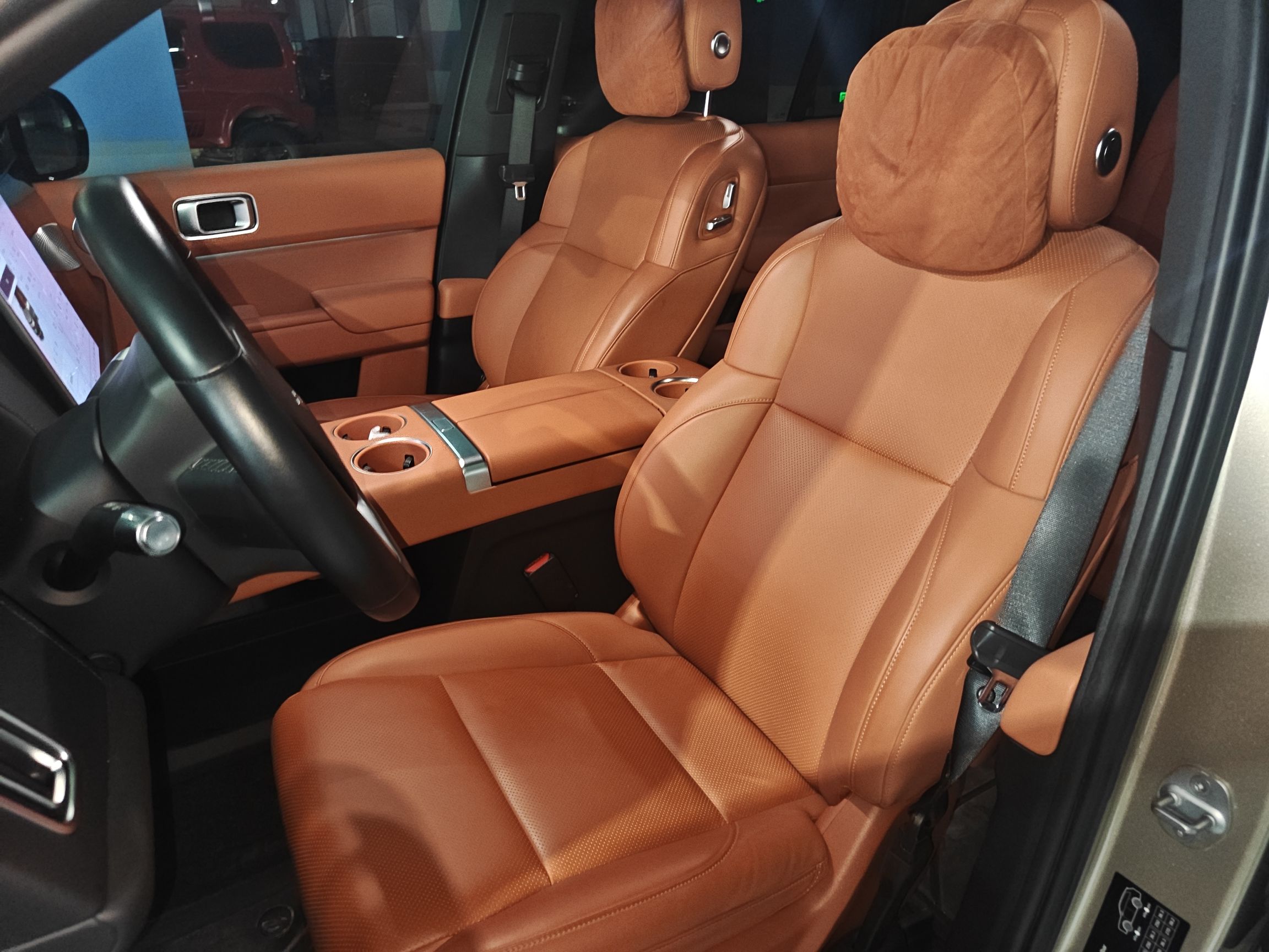 المقاعد الأمامية داخل السيارة