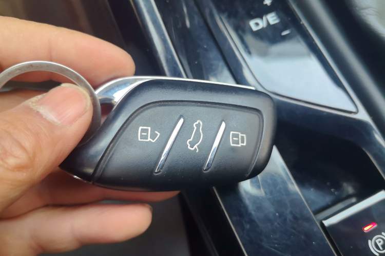 Used Roewe i5 2021 1.5L CVT Black Gold Edition
