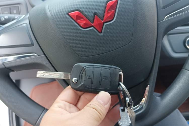 Used Wuling Yangguang 2024 300KM Comfort Version Passenger Van 75kW