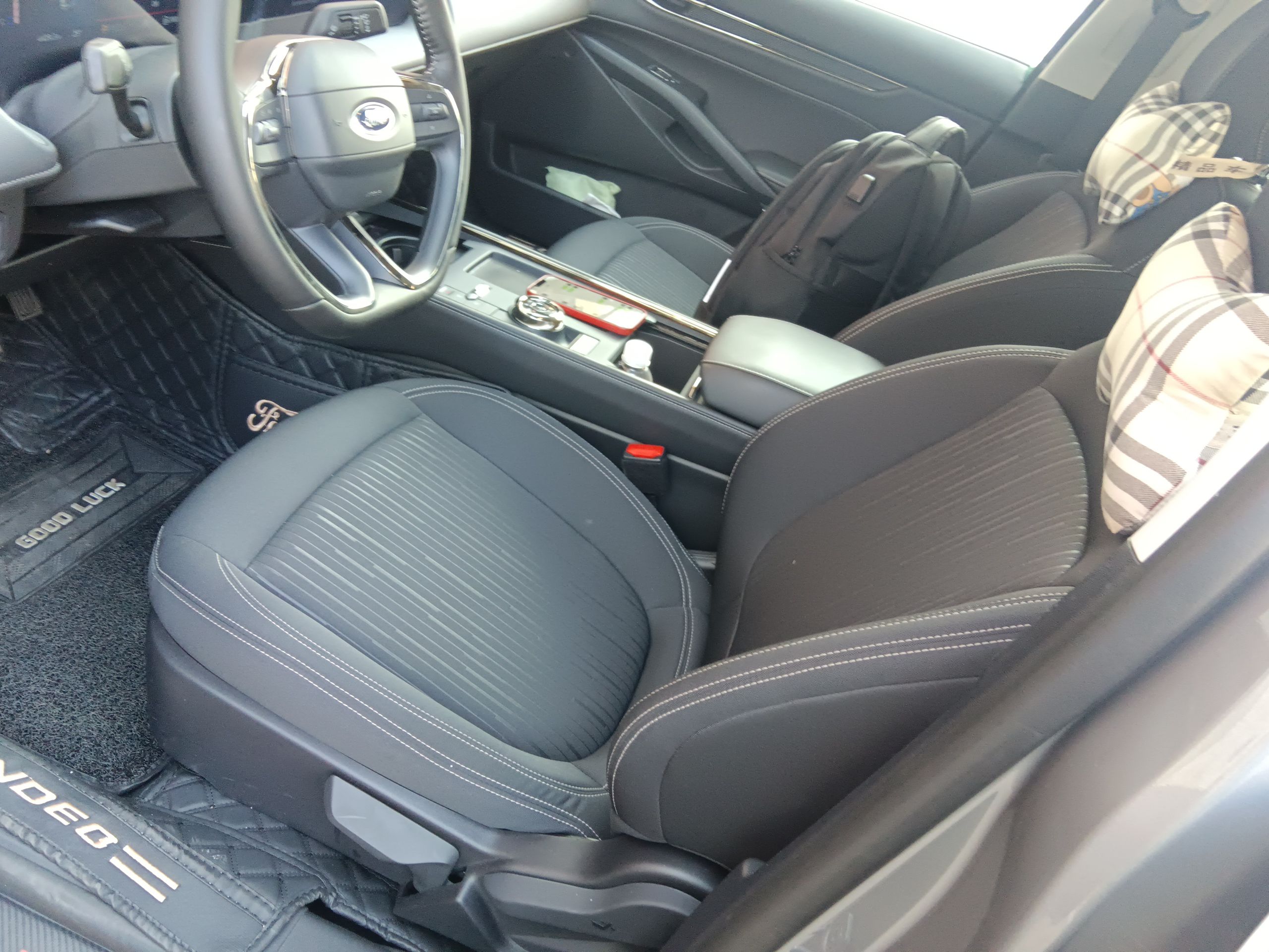 المقاعد الأمامية داخل السيارة