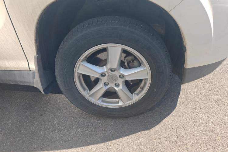 Used BYD S6 2014 2.0L Manual Luxury 5-Seater Right Front Wheel Hub