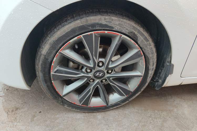Used Hyundai Elantra (5th Generation / Langdong) 2015 1.6L Automatic Luxury Model Left Front Wheel Hub