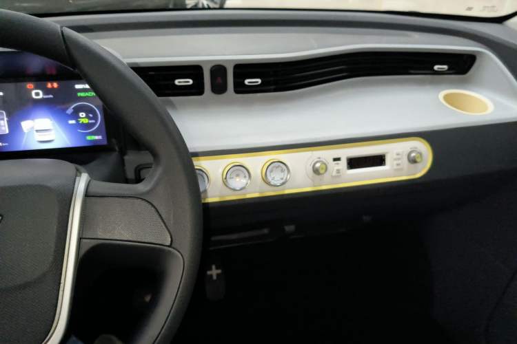 Used Wuling Hongguang MINIEV 2021 Macaron Fashion Model Lithium Iron Phosphate Center Console