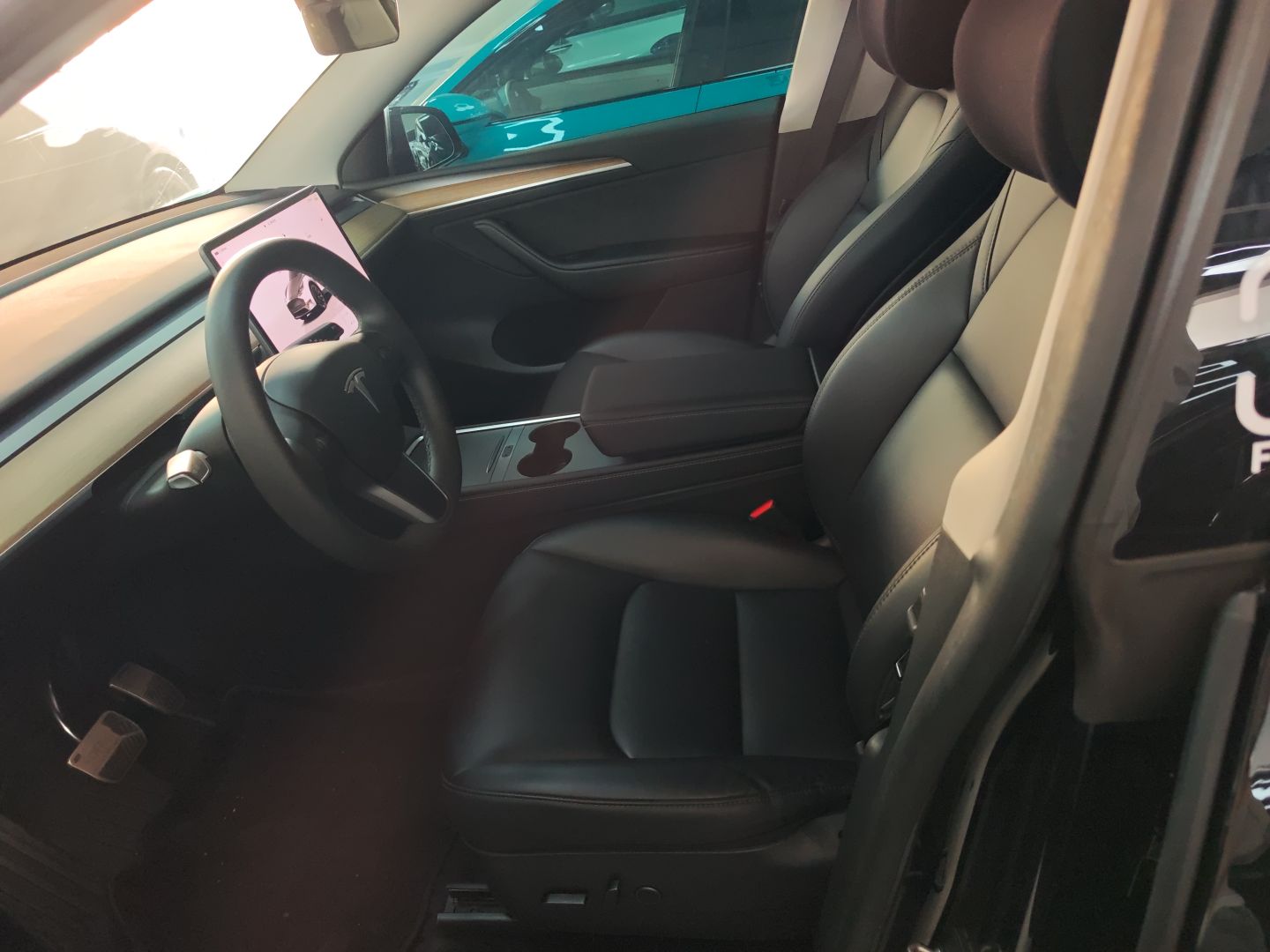 المقاعد الأمامية داخل السيارة