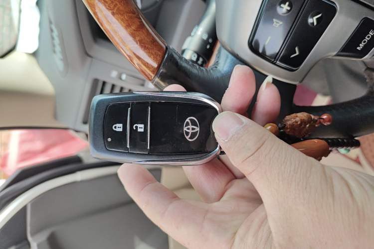 Used Toyota Land Cruiser 2015 4.0L V6 Middle East Limited Edition Vehicle Key