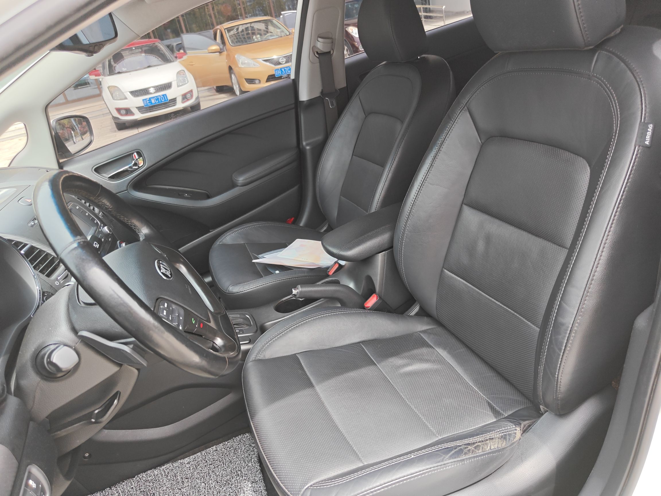 Переднее сиденье в автомобиле