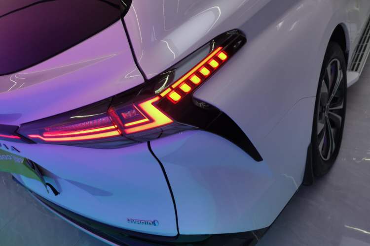 Used Toyota Granvia 2022 2.5L Hybrid Premium Edition
