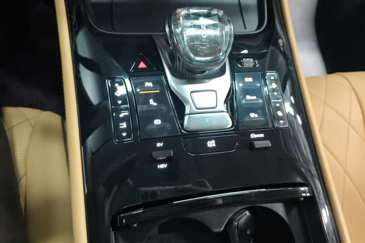 Used Denza D9 2024 DM-i 980 Four-Wheel Drive Prestige Model Gear Lever