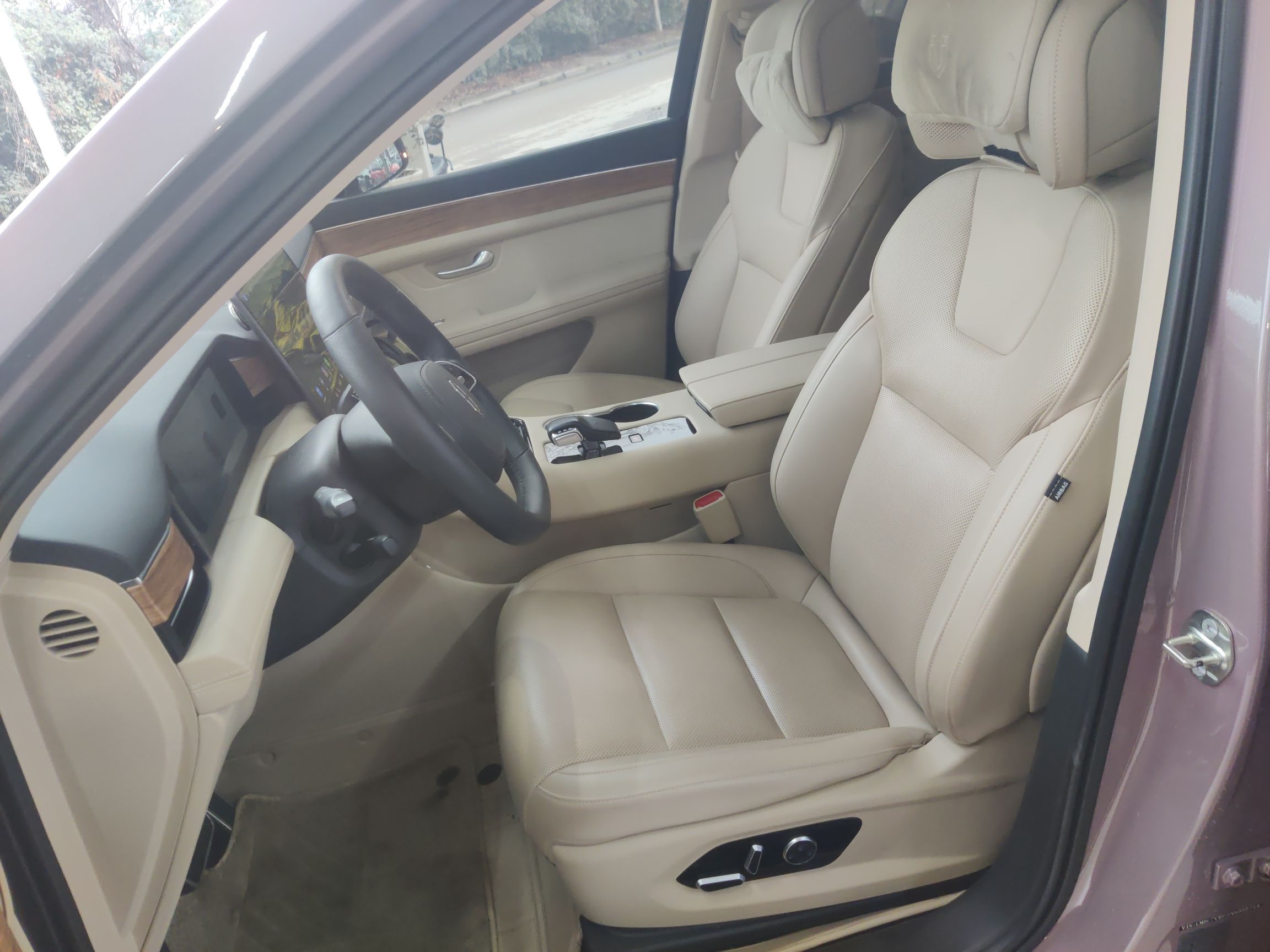 المقاعد الأمامية داخل السيارة