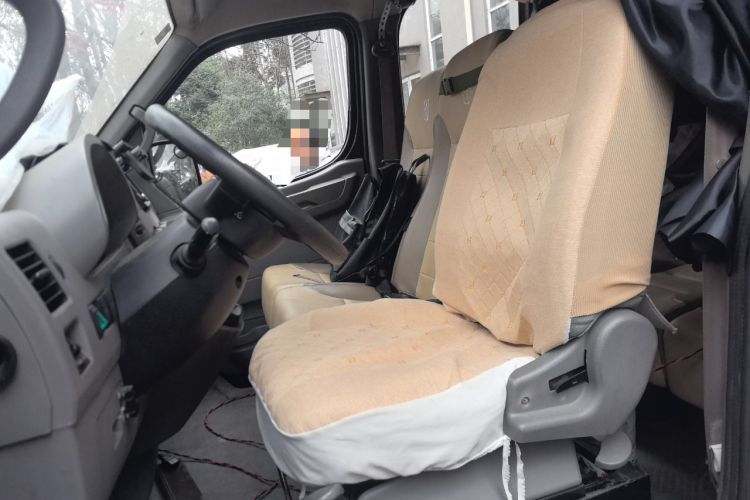 Used Dongfeng Yufeng 2014 2.5T YuliBao Logistics Vehicle Mid-axle Mid-roof ZD25